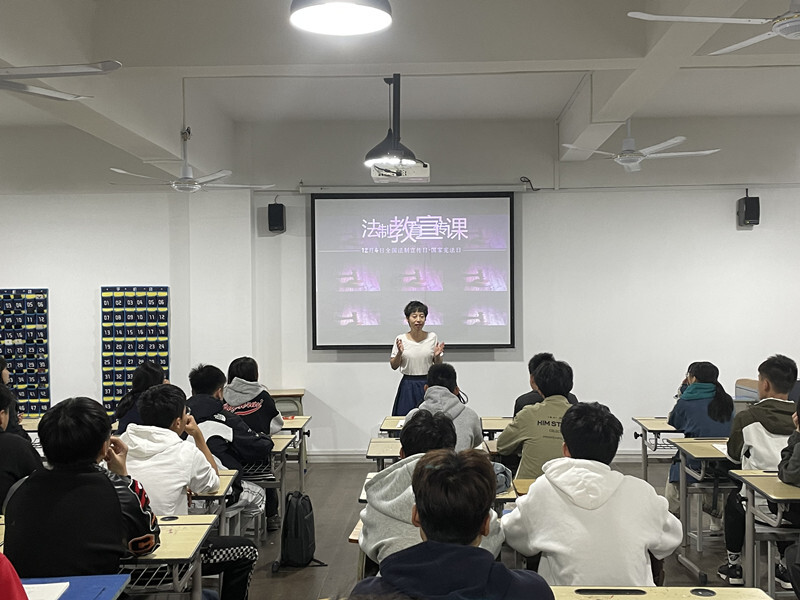 智能创意学院召开“法制教育“主题教育班会
