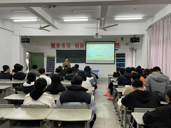 文明校园建设——智能创意学院召开“开学第一课，新年新气象“主题班会