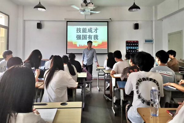 文明校园建设——智能创意学院召开“技能成才,强国有我”主题班会