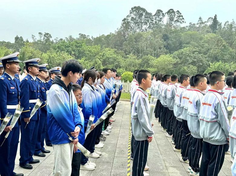 智能创意学院参加“百园千校清明祭英烈”活动