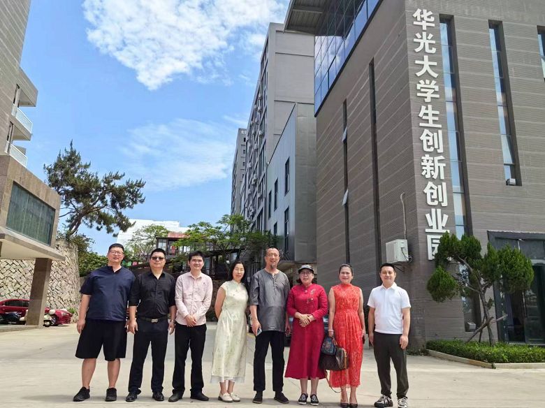 开展产学研交流，推进工美专业融合发展