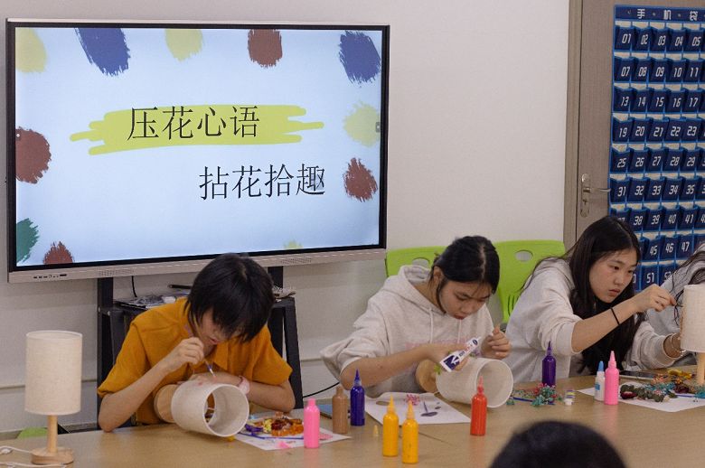 “压花心语，拈花拾趣”——DIY压花台灯活动圆满结束啦!