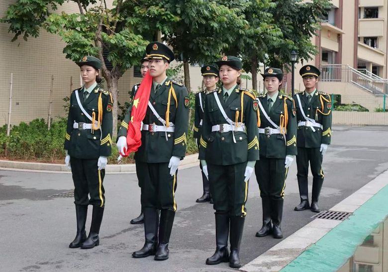 升旗仪式丨智能创意学院举行“挺膺担当励青春 ，奋楫笃行向未来”主题升旗仪式