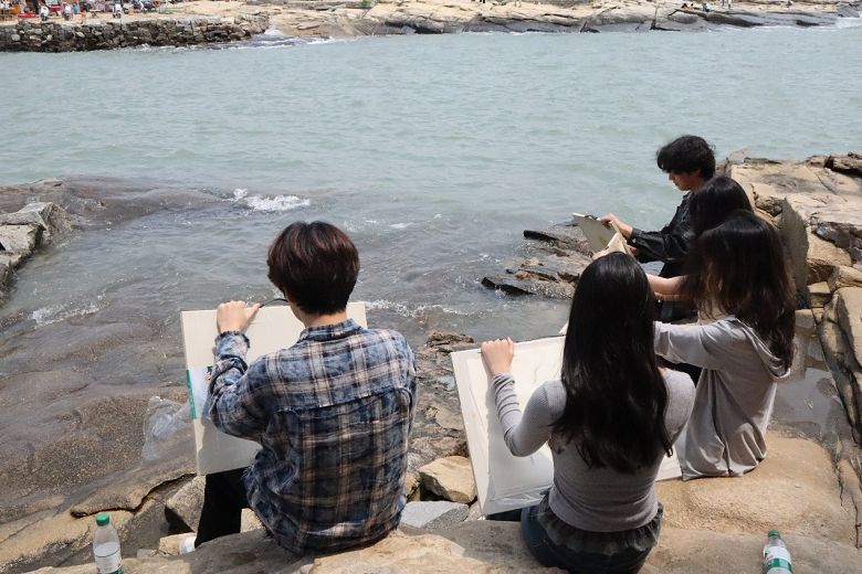 党日活动|智能创意学院党支部开展“执笔绘虔心，青春绽风采”户外写生活动