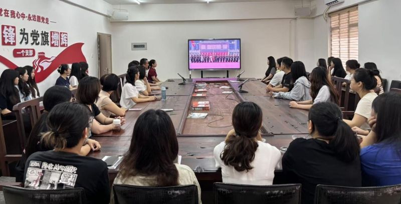 见证国之荣光 厚植育人情怀——泉州华光职业学院惠安校区组织教师观看“9·3”阅兵